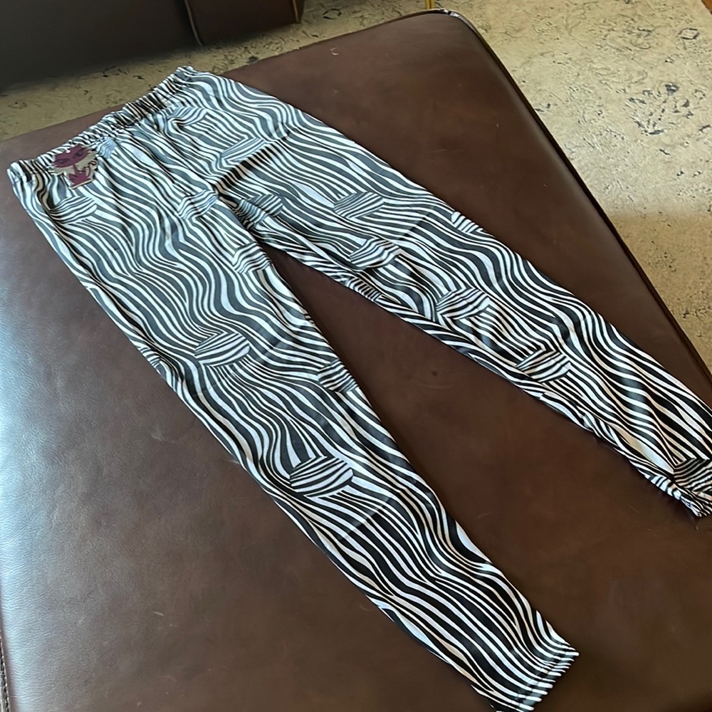 Sz S black and white wild print leggings